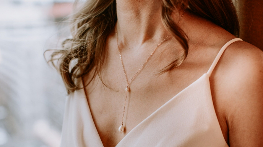 Your Décolletage Needs Some Extensive Care From Wrinkles! See What Can Help